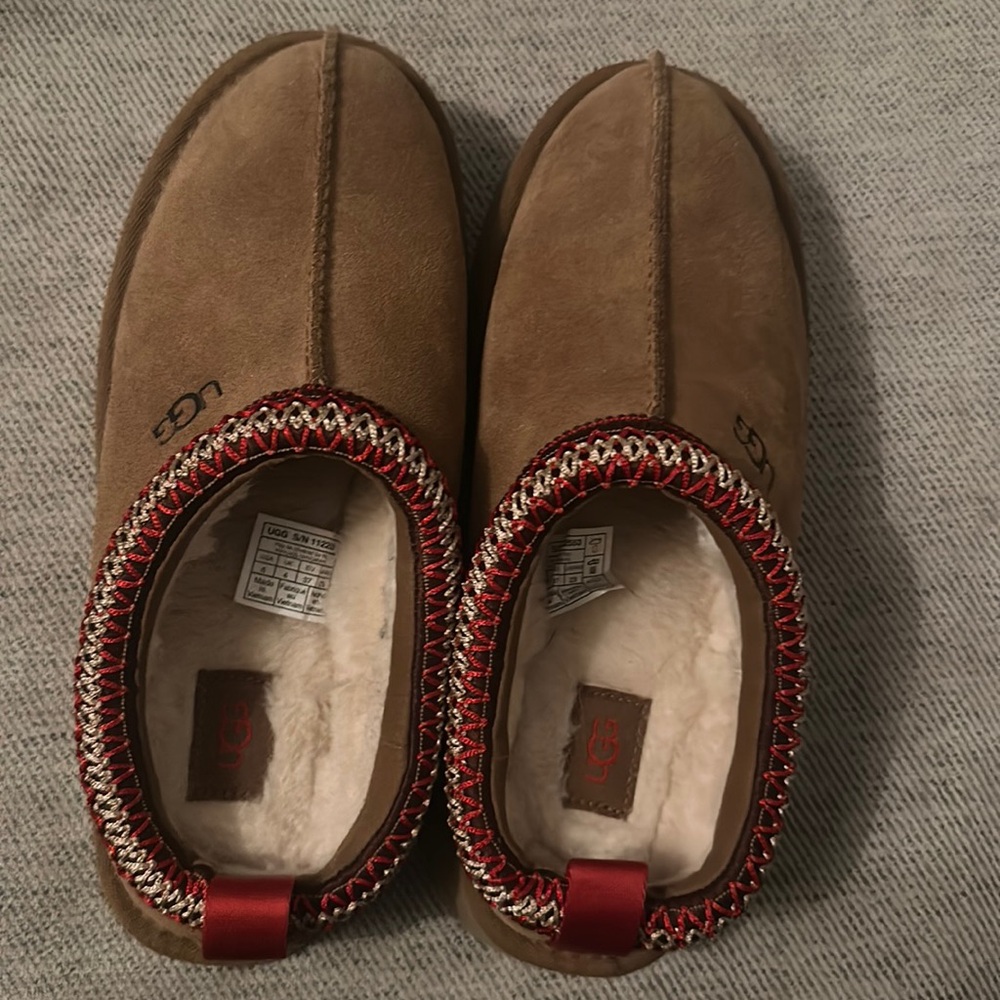 UGG Tazz Platform Slippers. Only Worn once!